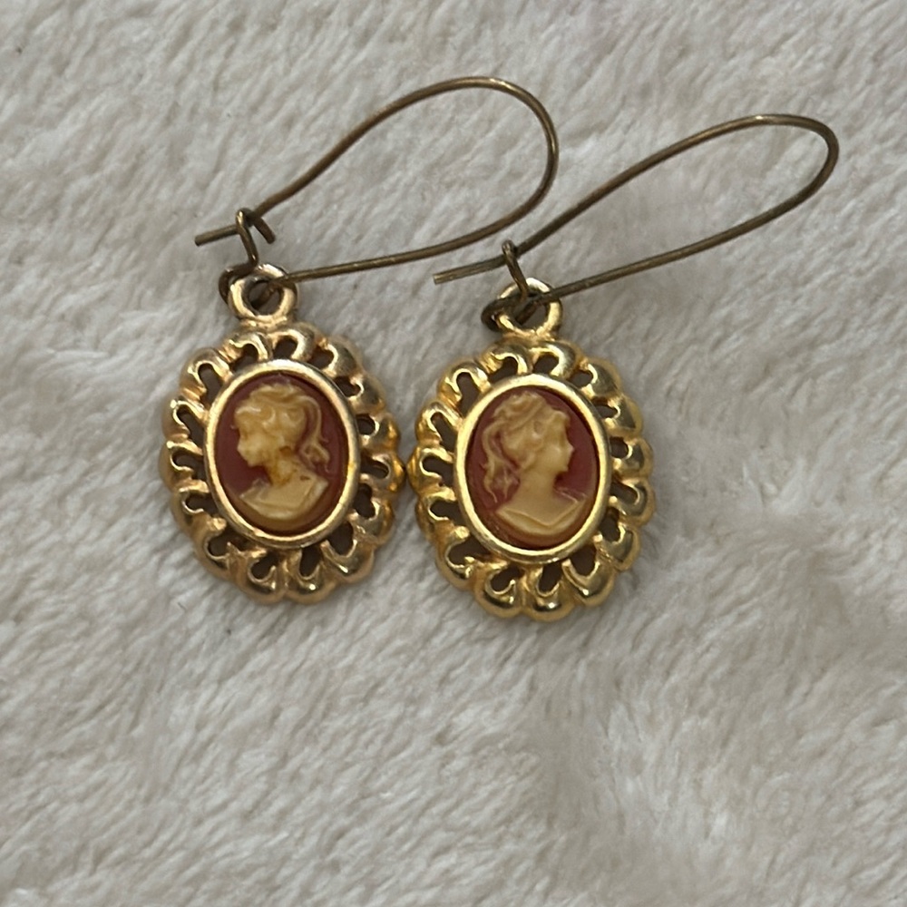 Vintage 80s gold tone cameo dangle earrings